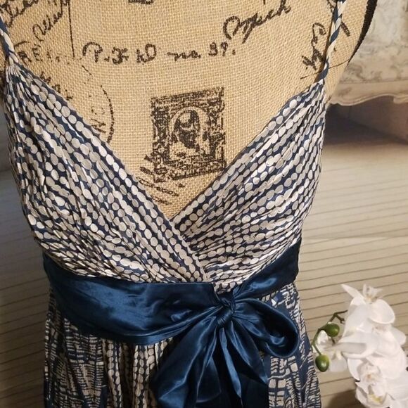 BCBGMAXAZRIA SILK DRESS In Excellent Condition - Picture 2 of 6